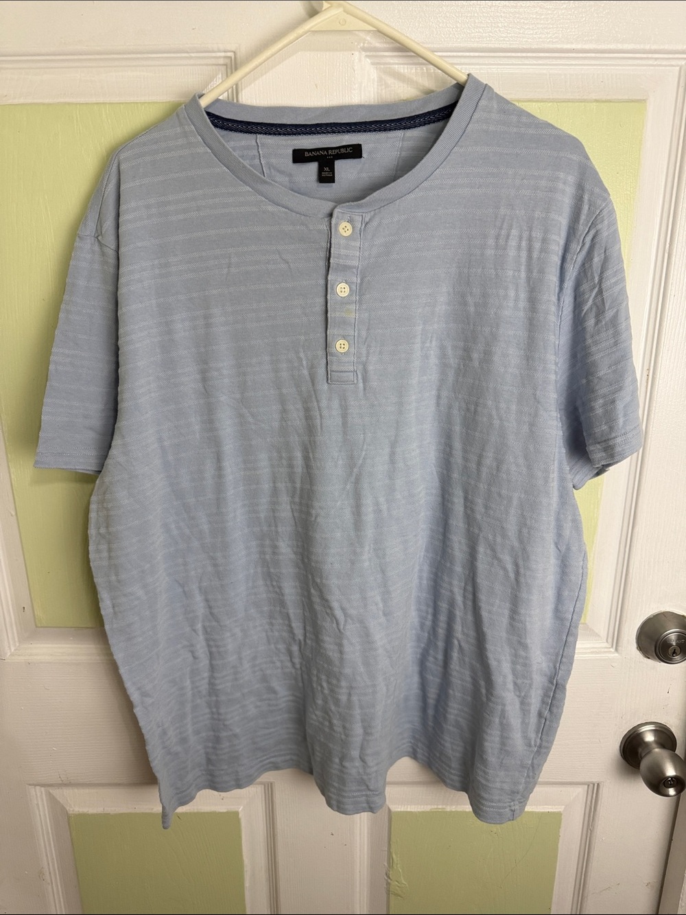 (2347) Banana Republic Men's Pale Blue Short Sleeve Henley, Size: XL